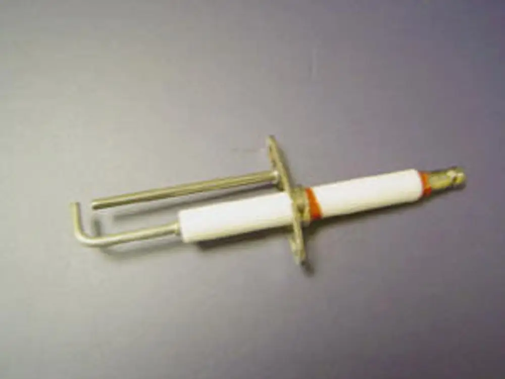 Zünd- und Ionisationselektrode von Remeha, bestehend aus einem Metallkörper mit keramischen Isolatoren und Anschlussstangen.